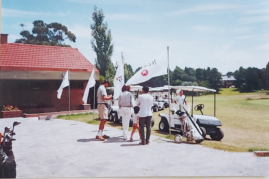Flota E-Z-GO en el taller, años 90