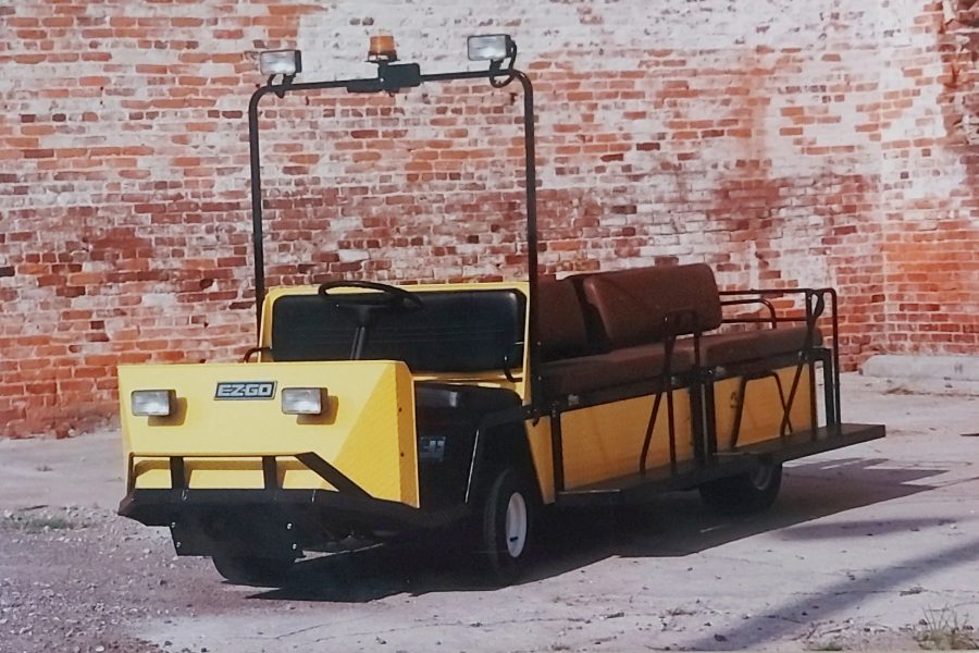 Utilitario E-Z-GO amarillo de carga