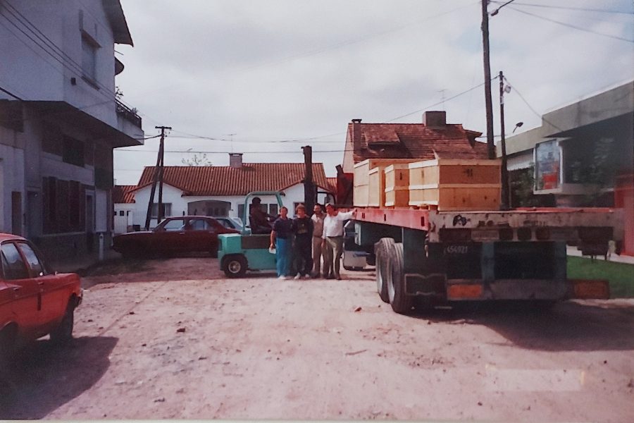Descarga de vehículos importados en Bella Vista
