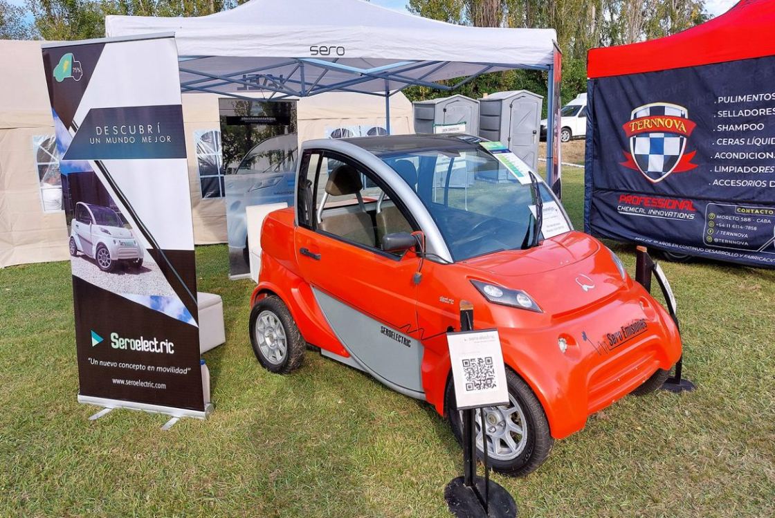 Sero Electric naranja en el stand de Expo Auto Argentino