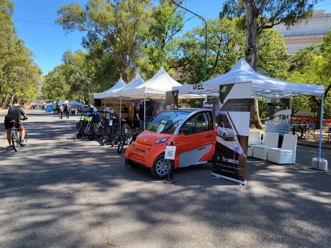 Stand de Sero Electric junto a IAEL en una feria de movilidad eléctrica