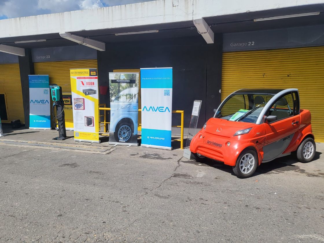 Sero Electric naranja junto a los banners de AAVEA