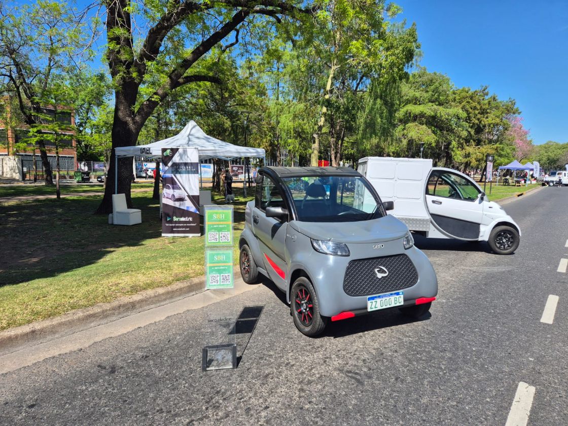 Sero Electric gris en un stand al aire libre