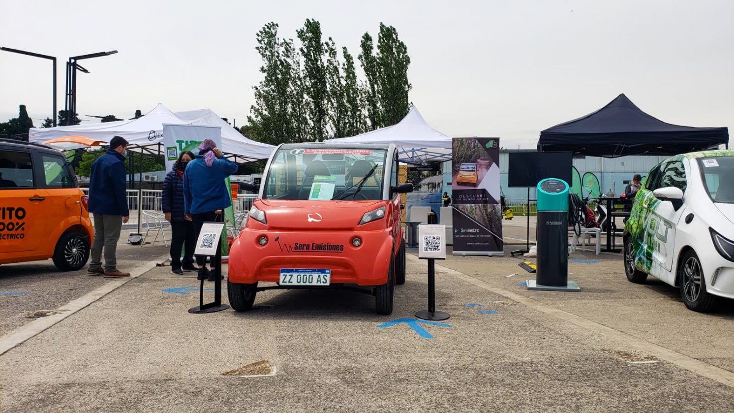 Sero Electric rojo en una muestra al aire libre junto a otros vehículos eléctricos