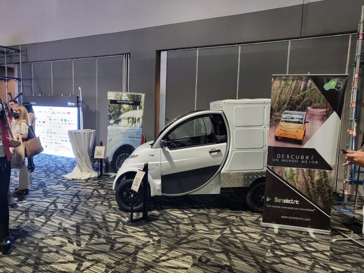 Sero Electric utilitario blanco en Expo Construir 2022