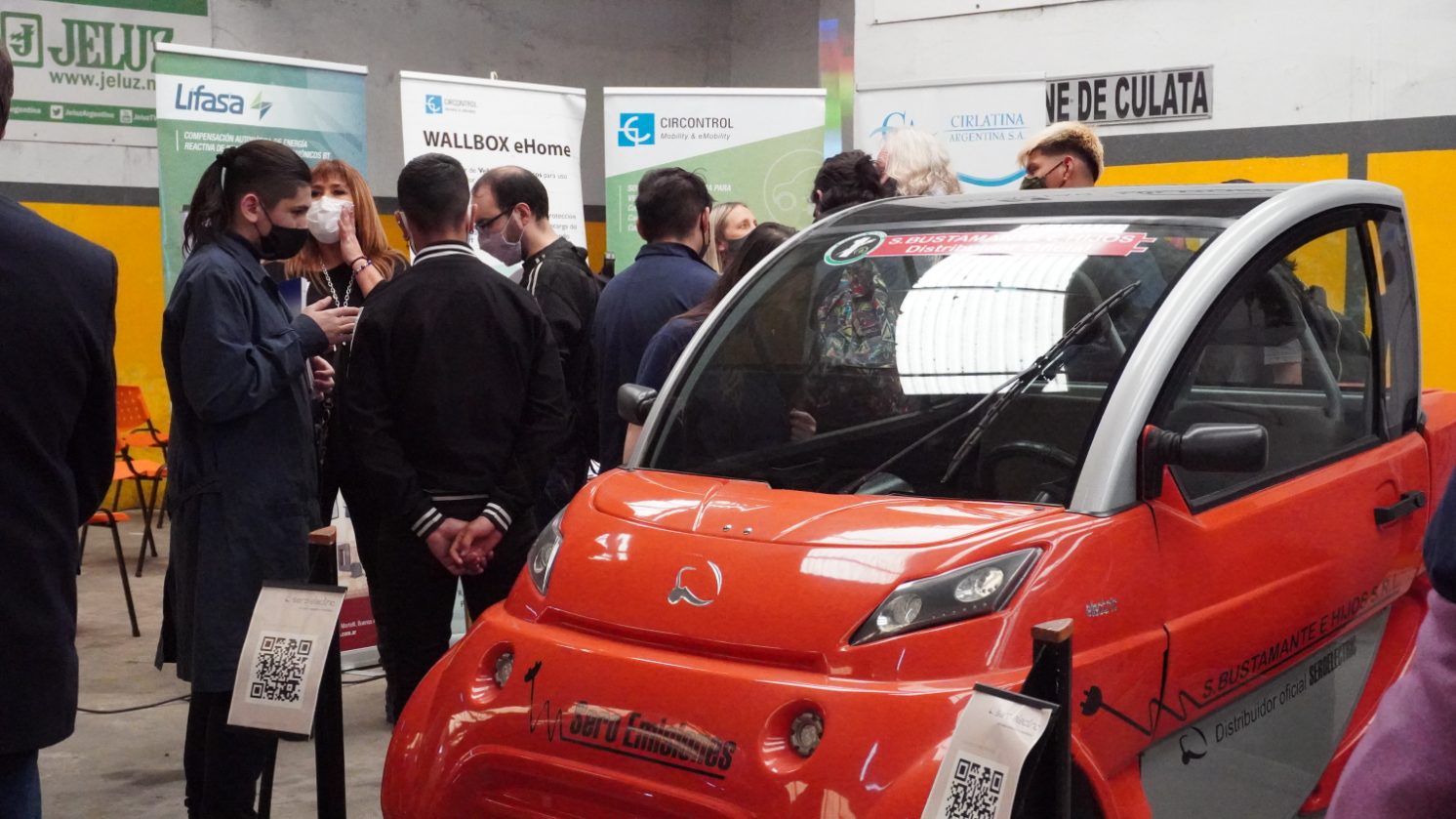 Sero Electric rojo en una muestra de movilidad eléctrica con visitantes