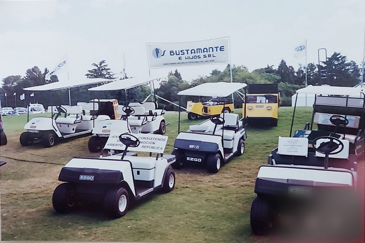 Stand de S. Bustamante e Hijos con carros E-Z-GO en exposición al aire libre, 1996