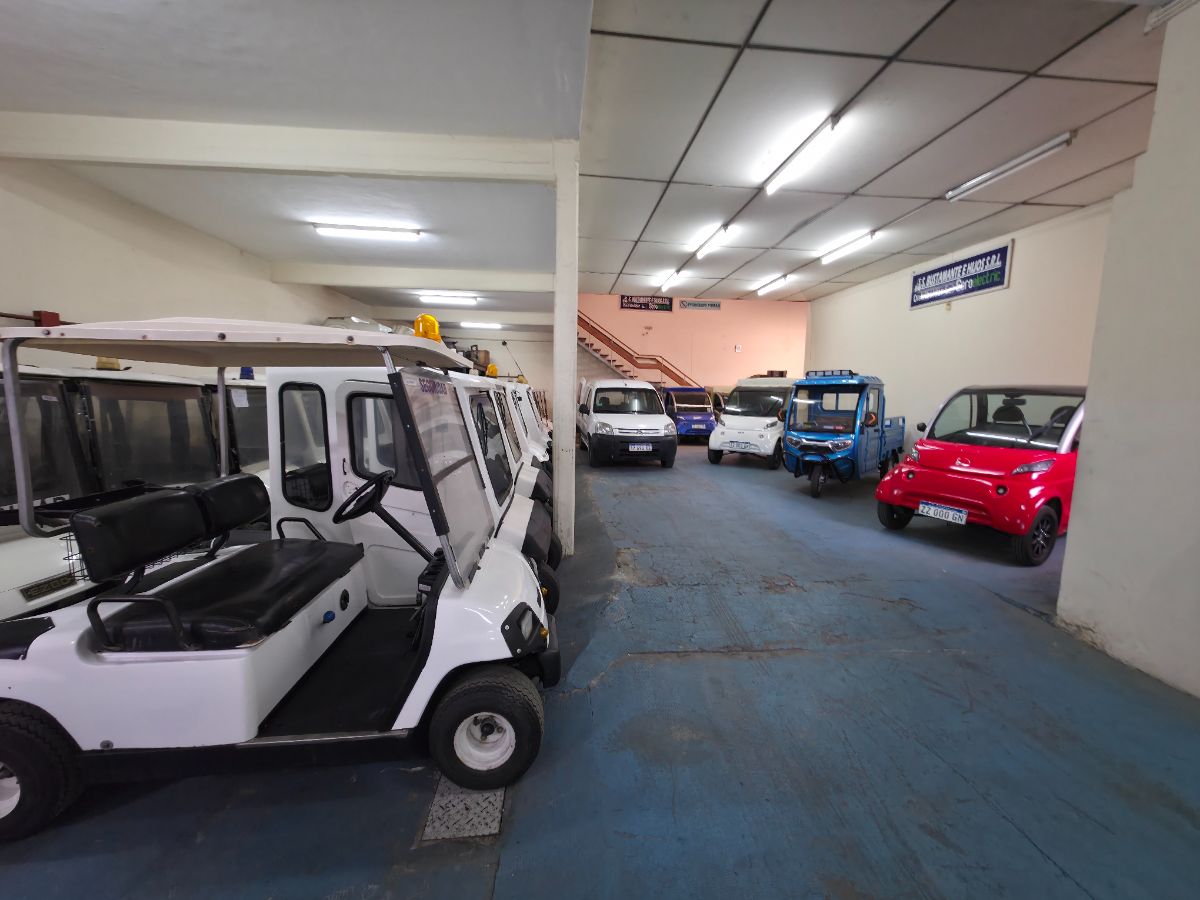 Salón de exhibición de SBH con vehículos eléctricos