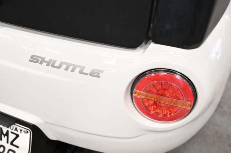 Detalle trasero del Kite Shuttle blanco con la óptica LED circular