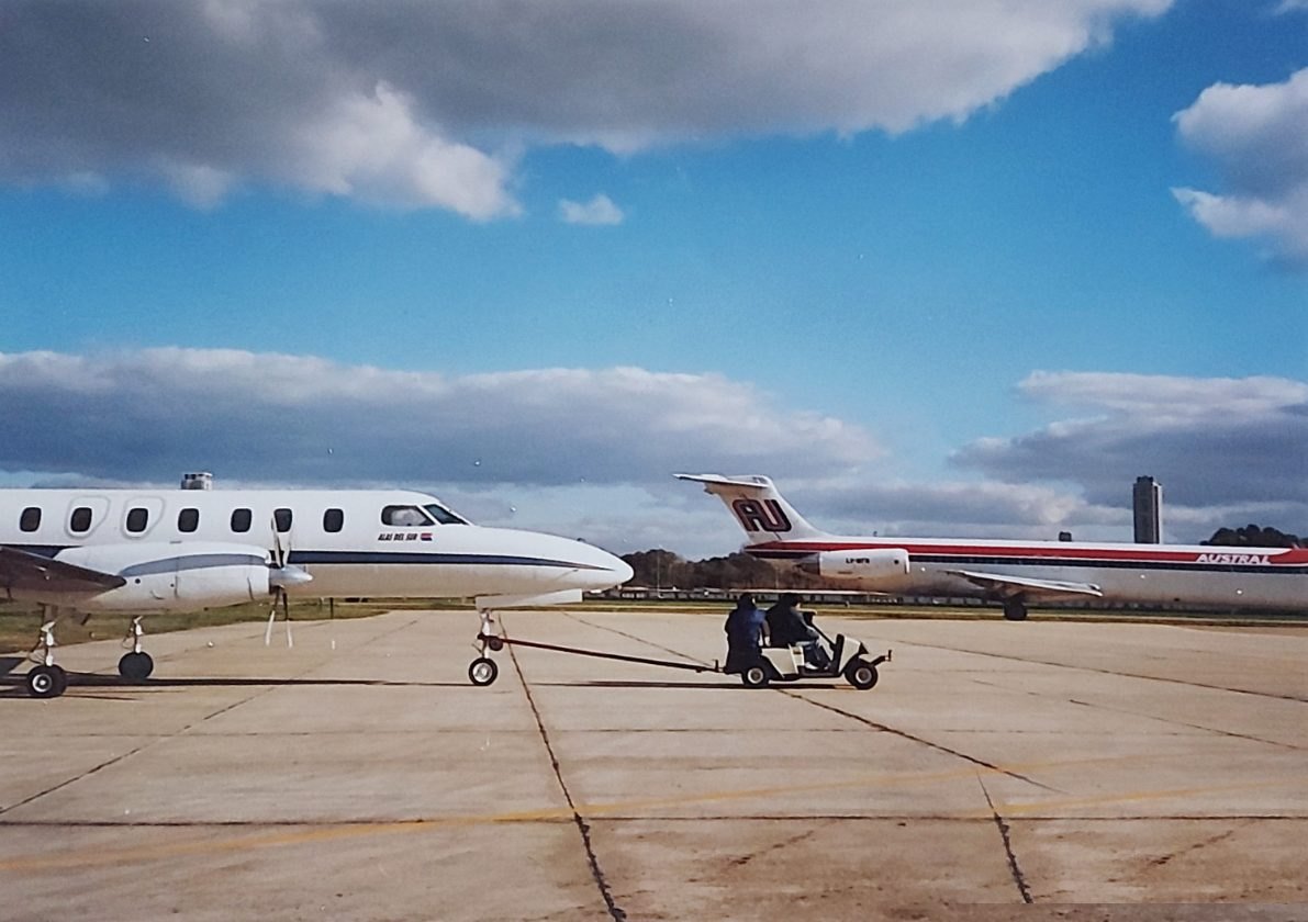 Carro de arrastre remolcando una aeronave en plataforma, 1997