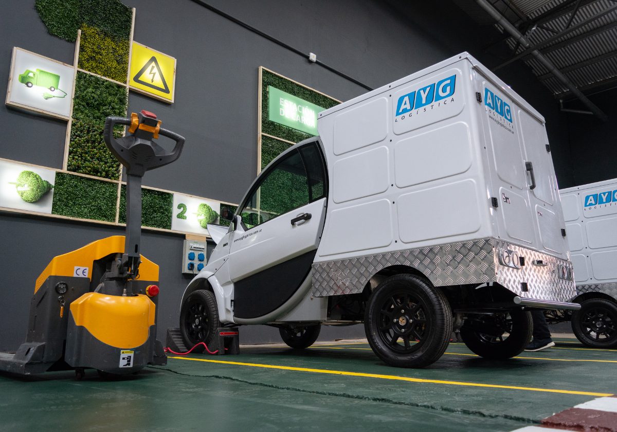 Utilitario eléctrico AYG Logística en estación de carga