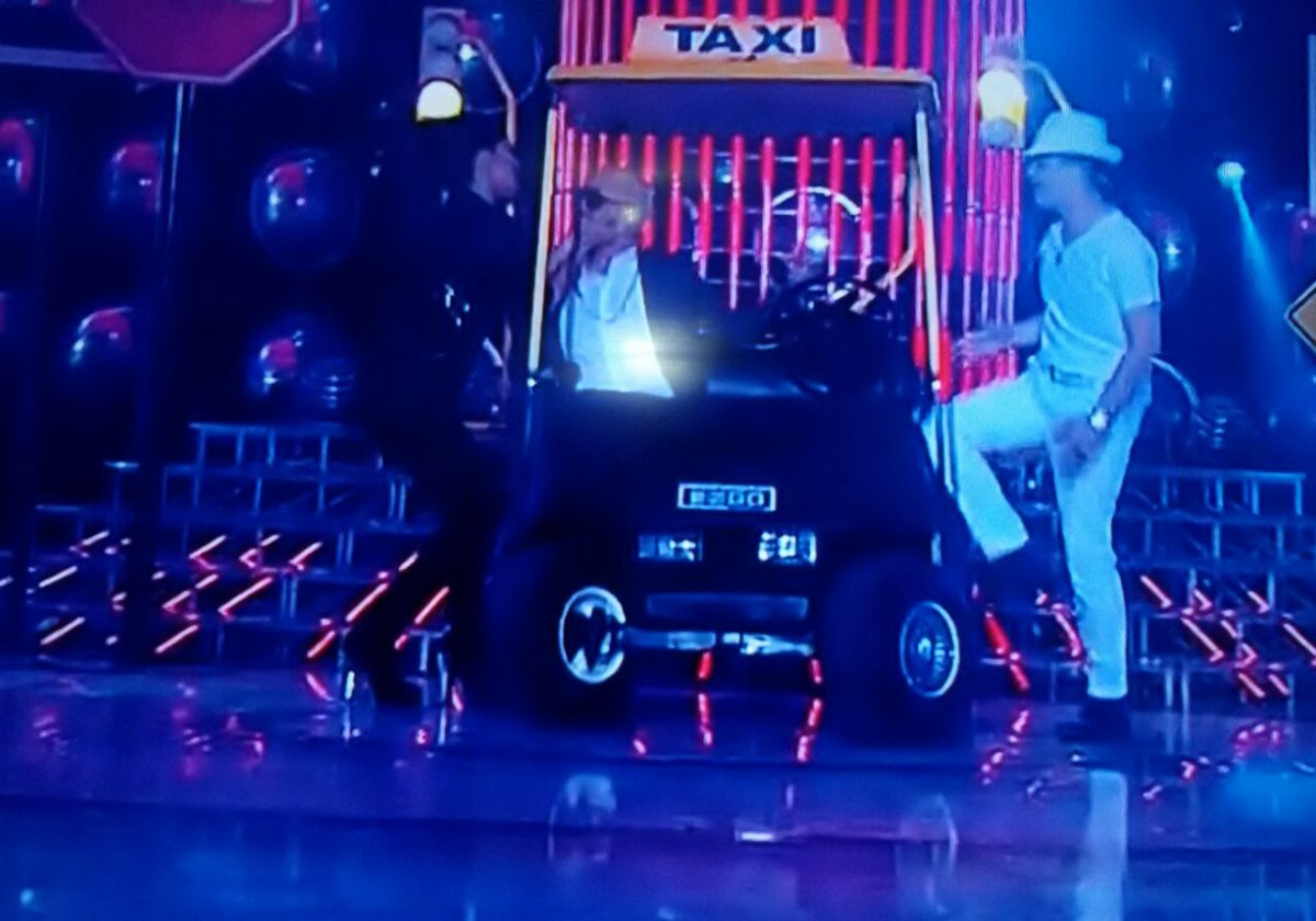 Carro de golf ambientado como taxi en un programa de televisión