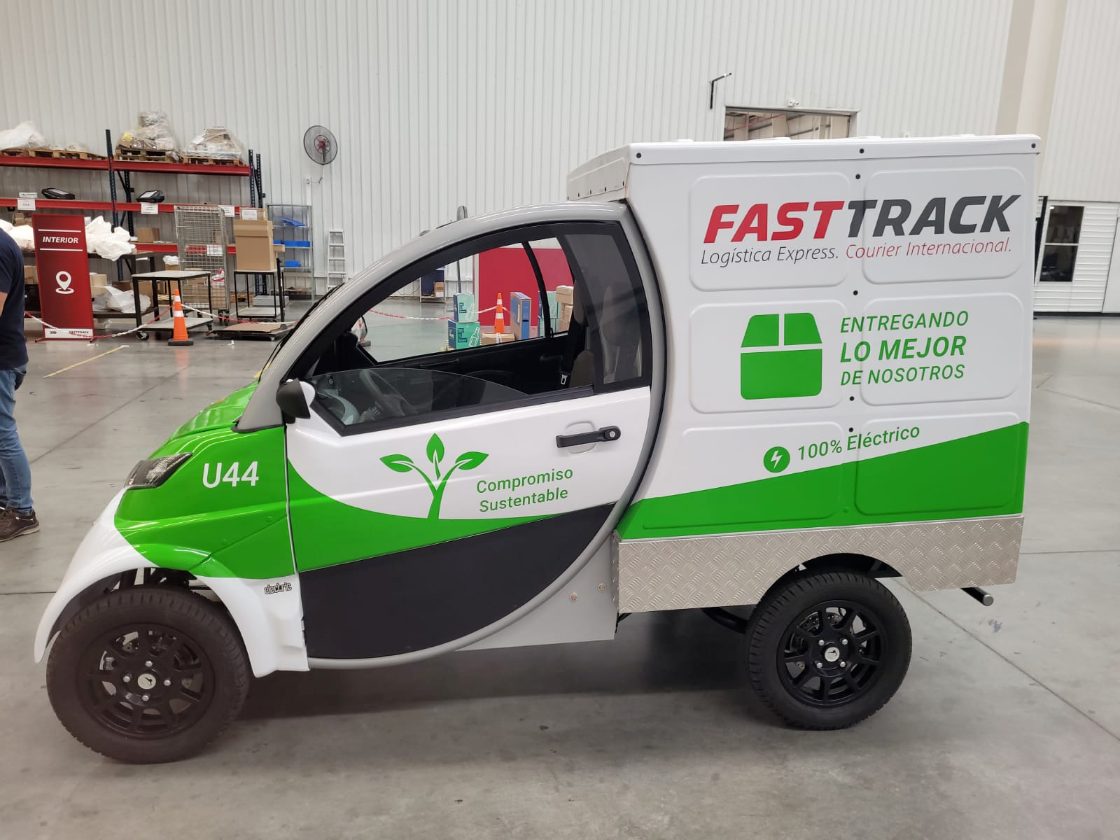 Utilitario eléctrico de FastTrack Logística Express